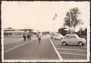 Caselle, Uscita Aeroporto, FIAT 500 parcheggiate, 1965 Fotografia vintage