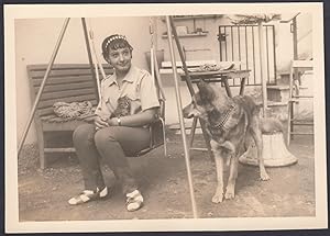Giovane donna su altalena con cane e gattino in braccio 1950 Fotografia vintage