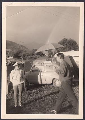 Uomo con ombrello da sole in un camping, Fiat 500, 1950 Foto vintage