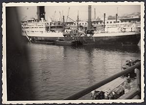 Nave attraccata ad un Porto da identificare, 1950 Fotografia vintage