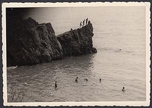 Luogo di mare da identificare, Tuffi da scogliera 1950 Fotografia vintage