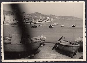 Luogo di mare da identificare, Panorama e porto, 1950 Fotografia vintage