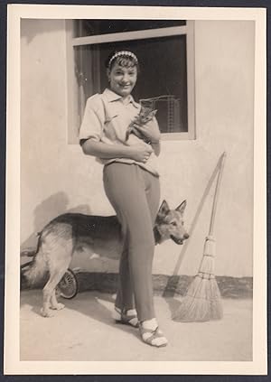 Giovane donna con cane e gattino in braccio, 1950 Fotografia vintage