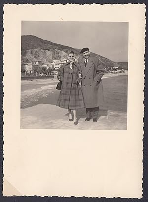 Coppia con soprabito in spiaggia, 1950 Fotografia epoca, Vintage photo