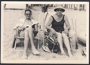 Coppia seduta su sdraio in spiaggia, 1950 Fotografia epoca, Vintage photo