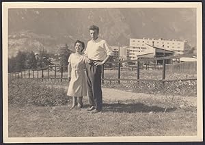 Giovane coppia con sfondo paese da identificare, 1950 Fotografia vintage