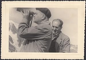 L'osservatore con il cannocchiale in montagna, 1950 Fotografia vintage