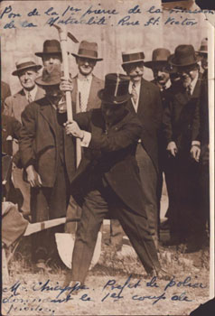 Bild des Verk�ufers f�r Jean Chiappe, pr�fet de police de Paris donnant le premier coup de pioche de la Maison de la Mutualit� , rue St. Victor, Paris en 1928. zum Verkauf von Wittenborn Art Books