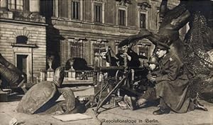 Foto Ansichtskarte / Postkarte Berlin Mitte, Revolutinstage, Maschinengewehr, MG-Posten vor dem S...