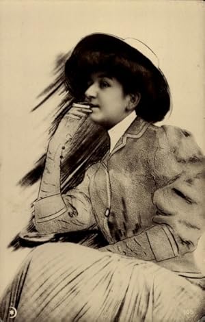 Ansichtskarte / Postkarte Frau-Portrait, Mantel, Hut, Zigarette