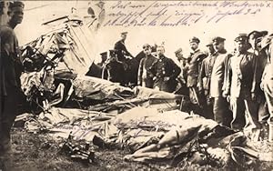 Foto Ansichtskarte / Postkarte Somme, Deutsche Soldaten in Uniformen, abgestürztes Flugzeug, I WK
