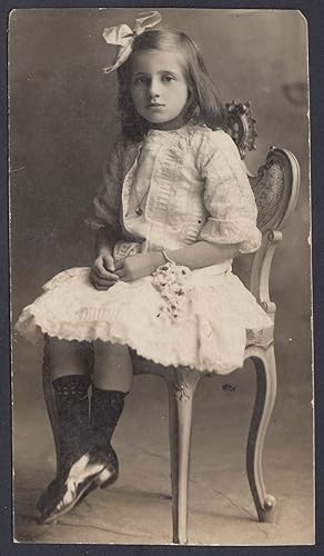 Bambina elegante con fiocco in testa, Fashion. Moda, 1930 Fotografia vintage