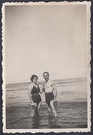Ritratto di una coppia anziana dentro il mare, 1948 Fotografia vintage