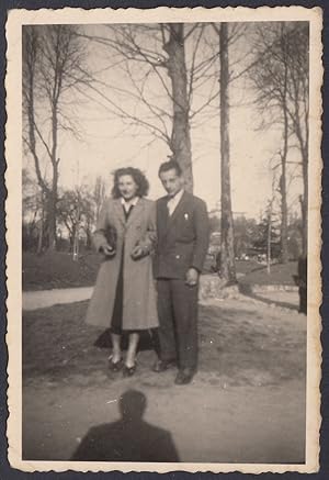 Giovane coppia elegante tra gli alberi, 1940 Fotografia vintage, Old Photo