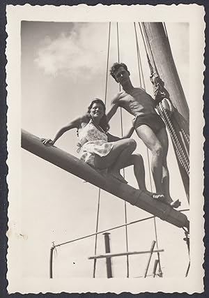 Caorle, Coppia in piedi su albero barca a vela, 1947 Fotografia vintage