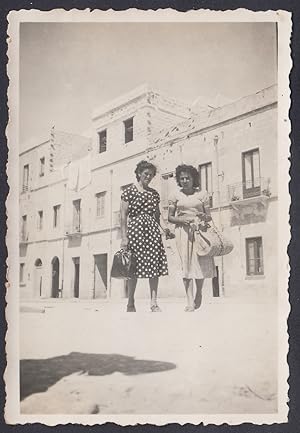 Ritratto di due donne eleganti in strada, 1948 Fotografia vintage