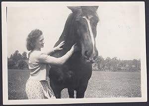 Cavallo accarezzato da giovane donna, 1950 Fotografia vintage, Old Photo