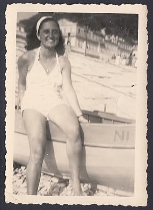 Nizza, Francia, Giovane donna seduta su barca, 1949 Fotografia vintage