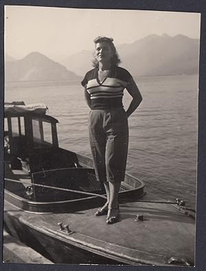 Giovane e graziosa donna in piedi su barca, 1954 Fotografia vintage