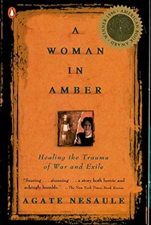 Bild des Verkufers fr A Woman in Amber: Healing the Trauma of War and Exile by Nesaule, Agate [Paperback ] zum Verkauf von booksXpress