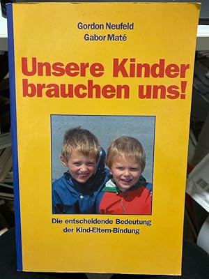 Bild des Verkufers fr Unsere Kinder brauchen uns! : die entscheidende Bedeutung der Kind-Eltern-Bindung. Ein Psychologe und ein Arzt lsen gemeinsam das Rtsel um den unverstandenen und zutiefst verstrenden Trend unserer Zeit Gleichaltrige bernehmen den Platz der Eltern im Leben unserer Kinder. Gordon Neufeld hat fr dieses Phnomen den Begriff Gleichaltrigenorientierung geprgt, denn unsere Kinder und Jugendlichen beziehen ihre Identitt, ihre Werte und Verhaltenscodes zunehmend von Gleichaltrigen anstatt von uns. Die Gleichaltrigenorientierung zerstrt den familiren Zusammenhalt, blockiert die Entwicklung zu wahrer Eigenstndigkeit, vergiftet die Atmosphre in den Schulen und frdert eine aggressive und sexualisierte Jugendkultur. Unsere Kinder brauchen uns! hilft Eltern, dieses beunruhigende Phnomen zu verstehen und liefert Lsungsanstze, damit wir die intuitive Kind-Eltern-Bindung wieder an den ihr zustehenden ersten Platz rcken knnen. Die Gedanken, Prinzipien und konkreten Ratschlge in Unsere zum Verkauf von bookmarathon