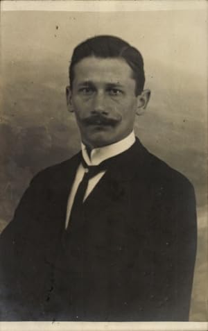 Foto Ansichtskarte / Postkarte Mann-Portrait, Schnurrbart, Anzug