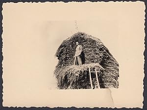 Uomo elegante su costruzione fatta in paglia, 1940 Fotografia vintage