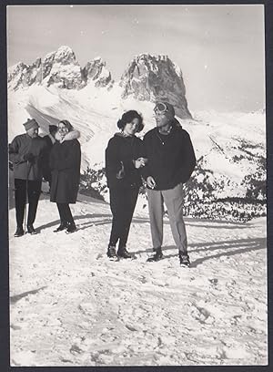 Montagne da identificare, Coppia in posa sulla neve, 1950 Fotografia vintage