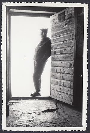 Poggiato su uscio del Rifugio di una Montagna da identificare, 1950 Fotografia vintage