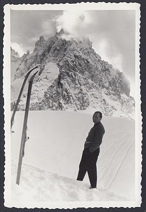 Montagna da identificare, Sci piantati nella neve, 1950 Fotografia vintage
