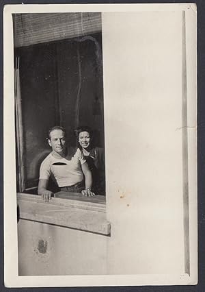 Coppia affacciata alla finestra, 1950 Fotografia epoca, Vintage Photo