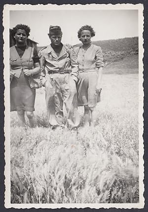 Militare con due giovani donne in campo di grano, 1930 Fotografia epoca