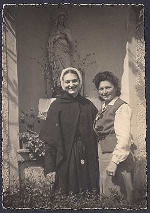Due donne con statua Madonna sullo sfondo 1950 Fotografia vintage, Old Photo