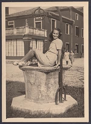 Giovane donna seduta su pozzo nel cortile, 1940 Fotografia vintage, Old Photo
