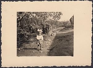 Agricoltura, Frutteto, Bambina con fiocco in testa, 1940 Fotografia vintage
