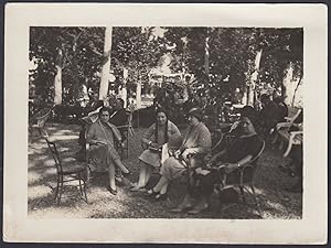 Donne sedute nel dehor in un parco, 1940 Fotografia epoca, Vintage photo