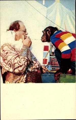 Ansichtskarte / Postkarte Schimpanse und ein Mann rauchen Zigaretten
