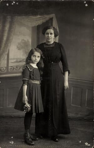 Foto Ansichtskarte / Postkarte Frau mit Tochter, Portrait, Schwarzes Kleid, Blumen