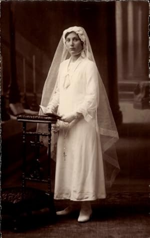 Foto Ansichtskarte / Postkarte Junge Frau in weißem Kleid, Schleier, Gebet, Rosenkranz