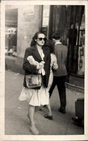 Foto Frau-Portrait, Sonnenbrille, Handtasche, Geschäfte