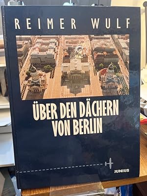 Bild des Verkufers fr ber den Dchern von Berlin. Texte von Bernhard Schneidewind. zum Verkauf von Antiquariat Hecht