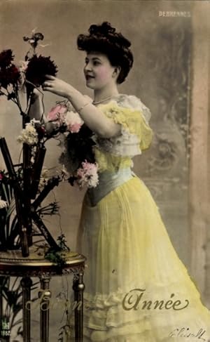 Ansichtskarte / Postkarte Glückwunsch Neujahr, Frau in gelbem Kleid, Blumen
