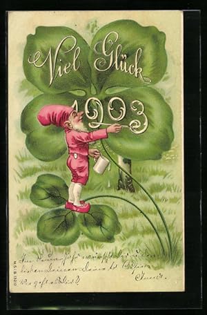 Ansichtskarte Viel Glück 1903, ein Zwerg schreibt die Jahreszahl auf ein vierblättriges Kleeblatt