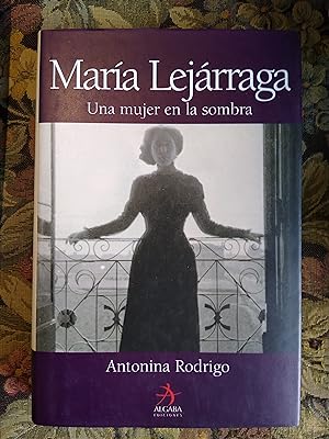 Image du vendeur pour MARA LEJRRAGA. Una mujer en la sombra mis en vente par Suspiria Libros