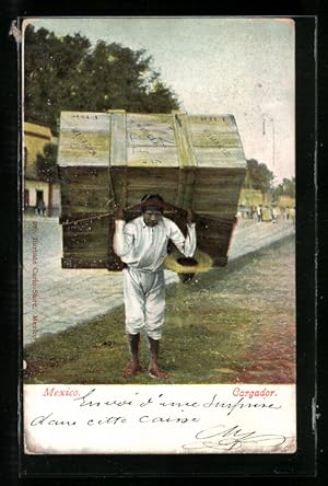 Postcard Ein Mexikaner trägt einen grossen Holzcontainer