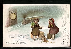 Präge-Ansichtskarte Kinderpaar mit Kleeblättern zu Neujahr vor einfahrendem Zug