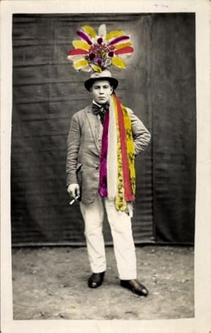 Foto Ansichtskarte / Postkarte Rauchender Mann mit buntem Kopfschmuck