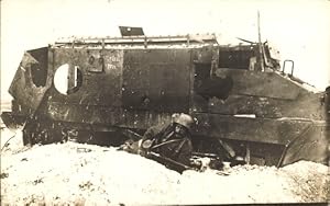 Foto Ansichtskarte / Postkarte Zerstörter Schneider CA1 Panzer in Frankreich, Soldat, I WK