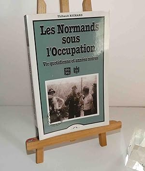Imagen del vendedor de Les Normands sous l'occupation. Cond-sur-Noireau, Charles Corlet, 1998. a la venta por Mesnard - Comptoir du Livre Ancien