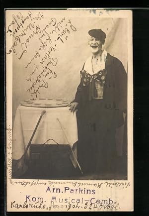 Bild des Verkufers fr Foto-Ansichtskarte Arn. Parkins im Clowns-Kostm mit grosser Schleife zum Verkauf von Bartko-Reher